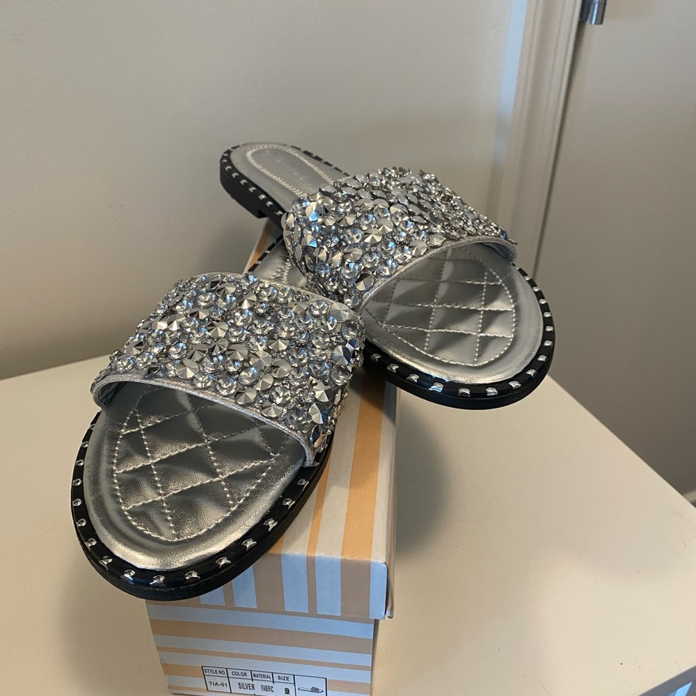 🔥 NEW Sparkling Rhinestone Crystal Slide Flip Flop Silver Sandal in Women 🔥 - Picture 5 of 6